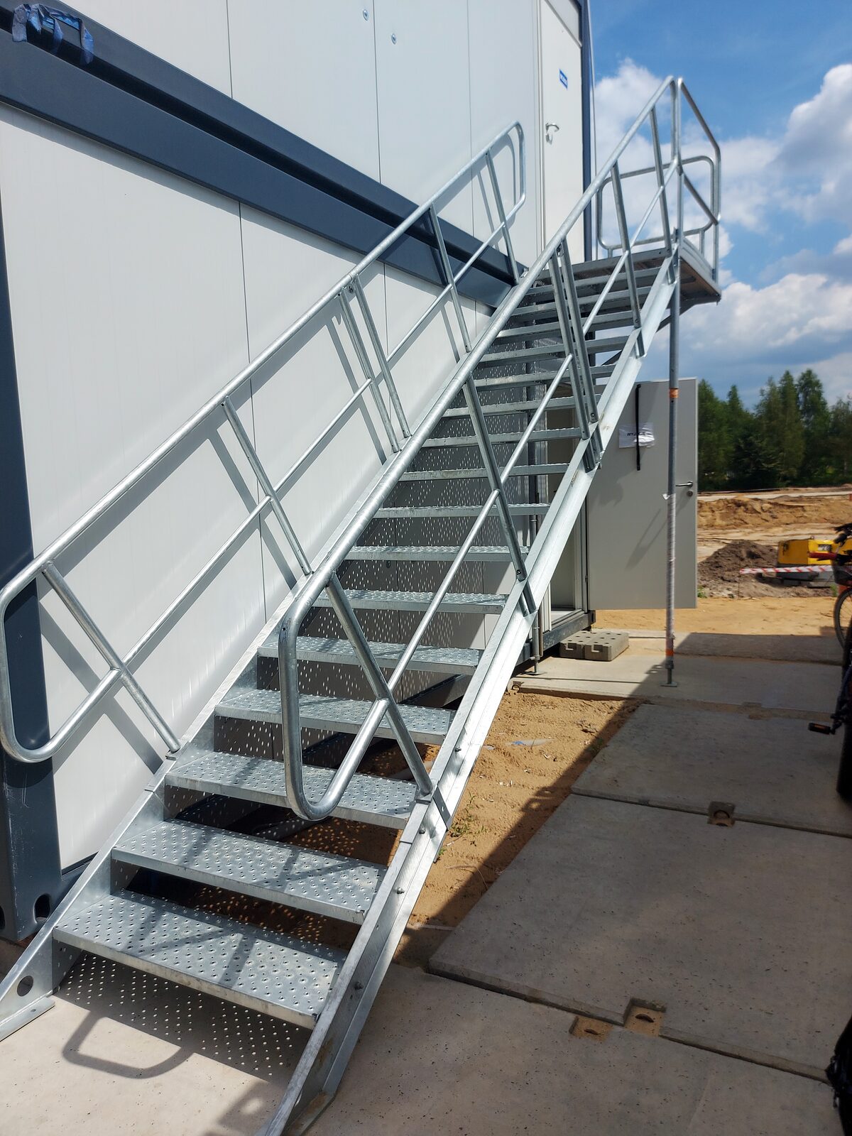 Wynajem kontenerów i schody systemowe — 2